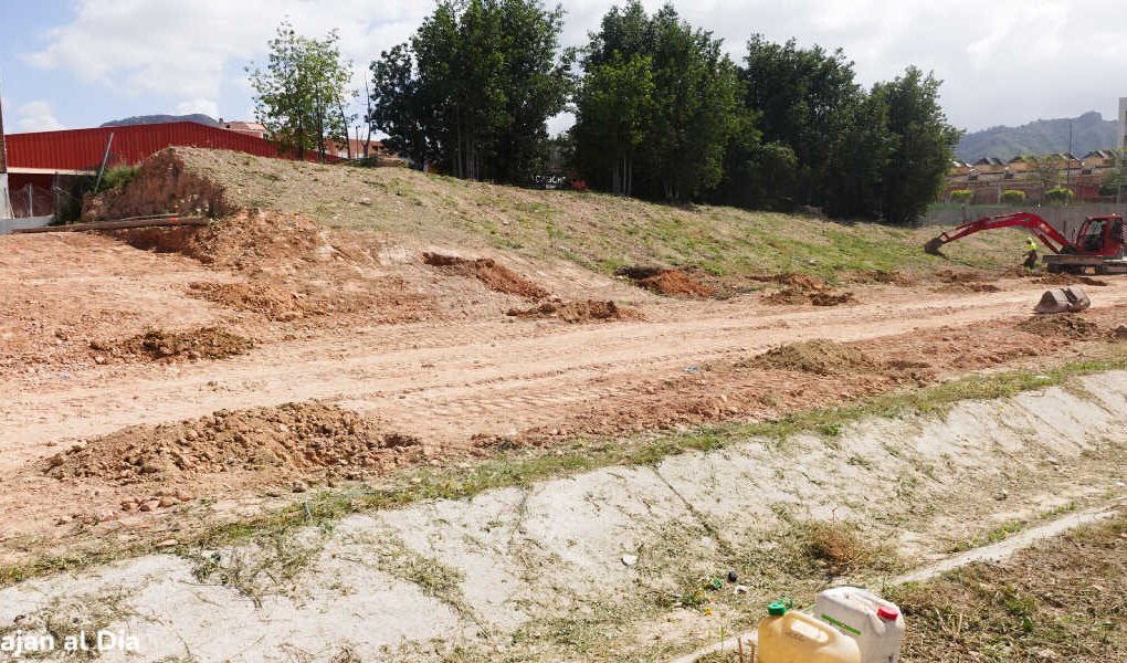 Panorámica del terreno en Beniaján preparado para la plantación de árboles del Plan Foresta 2030 con maquinaria excavadora