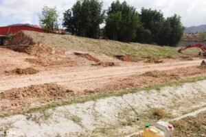 Panorámica del terreno en Beniaján preparado para la plantación de árboles del Plan Foresta 2030 con maquinaria excavadora