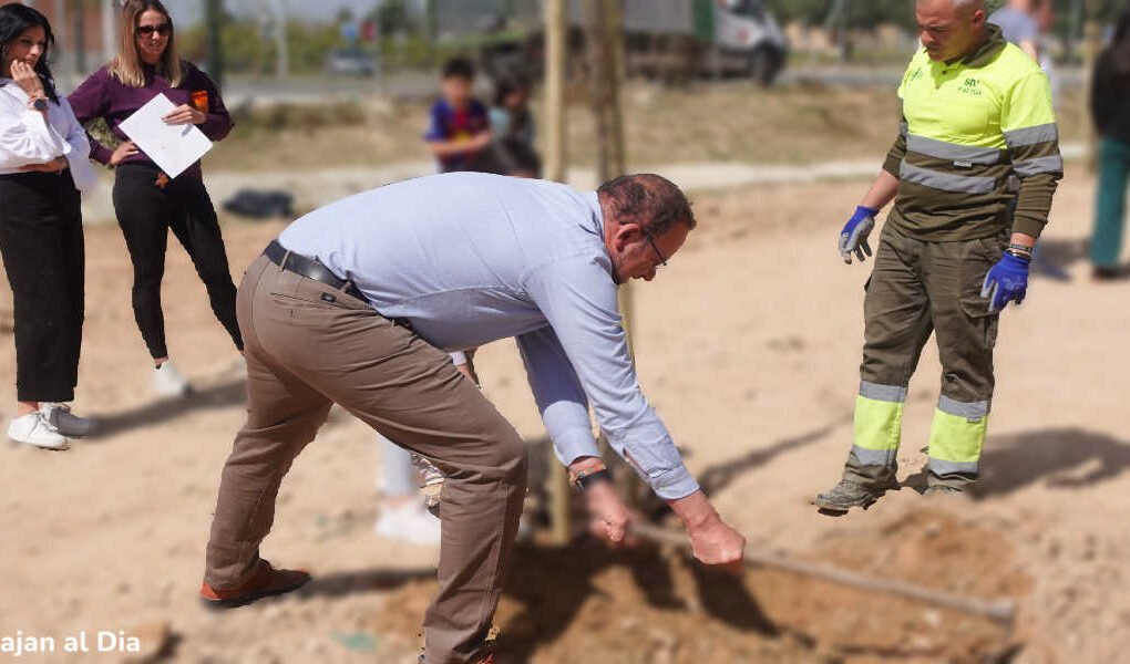 El concejal José Guillén participando en la plantación de un árbol en Beniaján durante el plan Foresta 2030