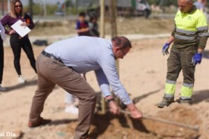 El concejal José Guillén participando en la plantación de un árbol en Beniaján durante el plan Foresta 2030