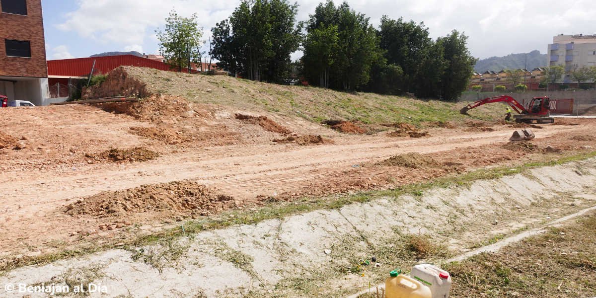 Panorámica del terreno en Beniaján preparado para la plantación de árboles del Plan Foresta 2030 con maquinaria excavadora