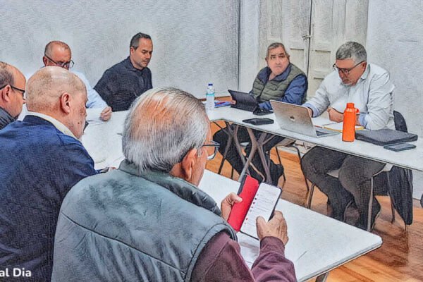 Miembros de la Junta Municipal de Beniaján durante el pleno, con vocales del PP, PSOE, VOX y un representante de la asociación de vecinos.