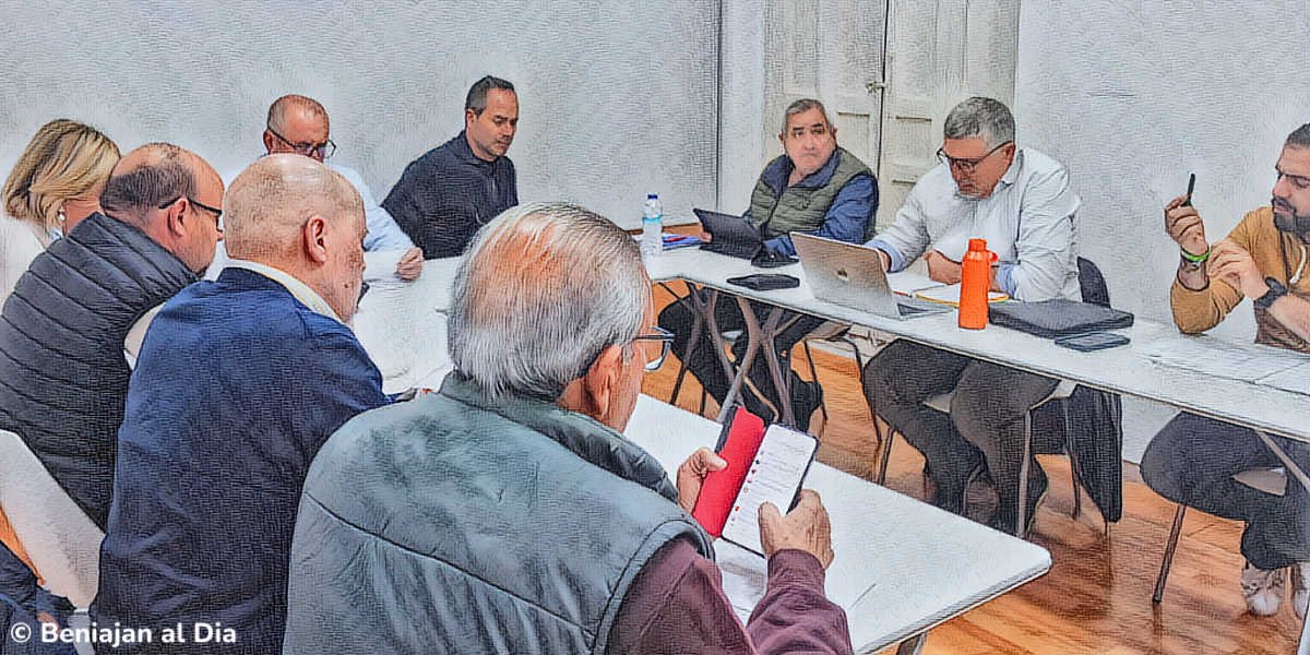 Miembros de la Junta Municipal de Beniaján durante el pleno, con vocales del PP, PSOE, VOX y un representante de la asociación de vecinos.