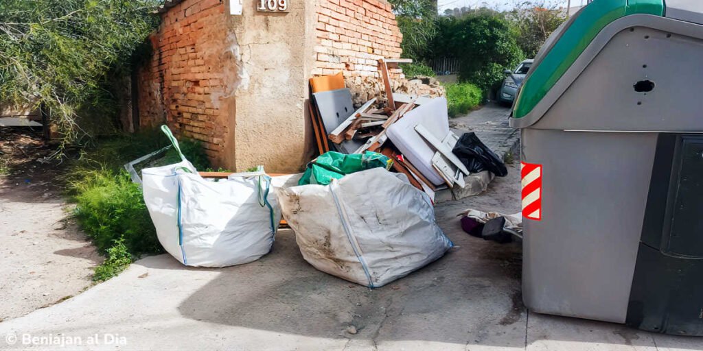 Residuos urbanos ilegales junto a un punto de recogida de basura en Beniaján con enseres abandonados.
