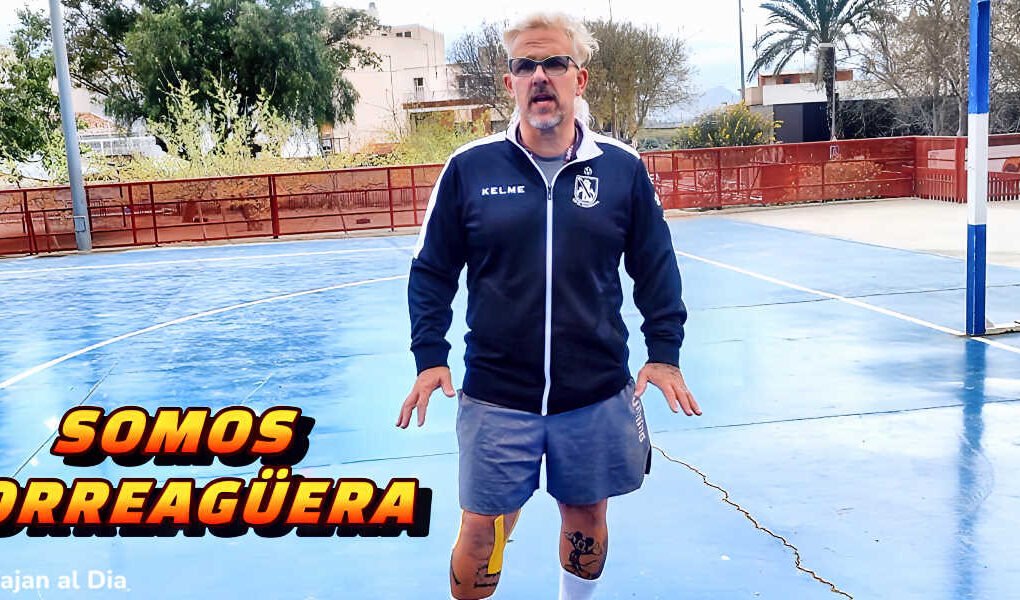 Santiago García, El España, denunciando ante las cámaras de Benjam al Día Televisión el mal estado de la pista polideportiva de Torreagüera.