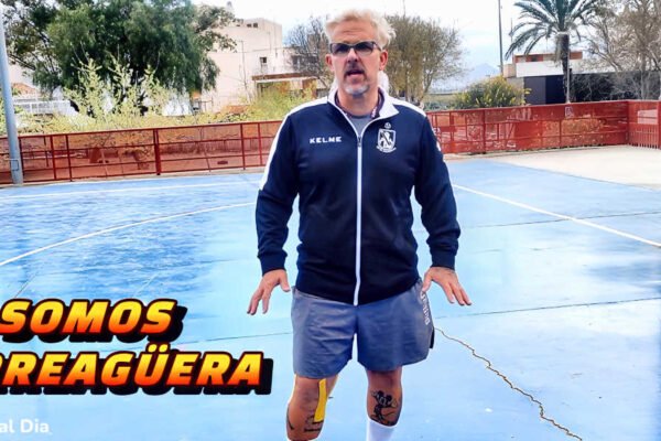 Santiago García, El España, denunciando ante las cámaras de Benjam al Día Televisión el mal estado de la pista polideportiva de Torreagüera.