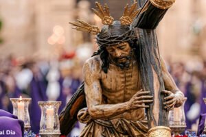 Semana Santa San José de la Vega 2026, imagen de Jesucristo con la cruz en procesión