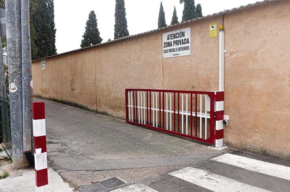 Valla de entrada del cementerio viejo de Beniaján, mostrando el acceso peatonal y el cartel de propiedad privada