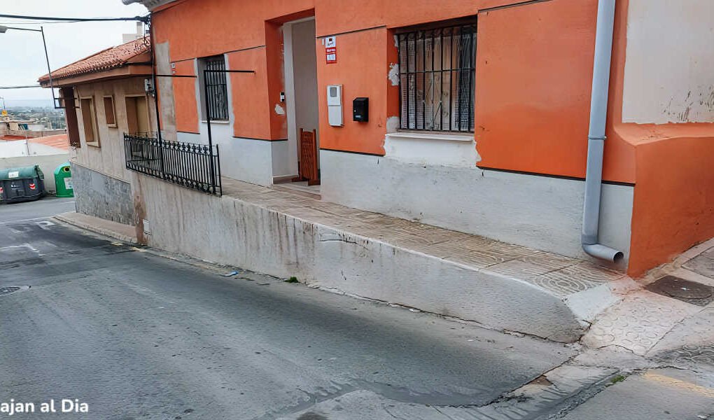 Vivienda de Antonio en Torreagüera (Murcia) con rampa de acceso visible en la entrada.