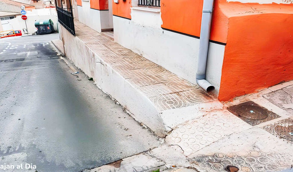 Acceso a vivienda en Torreagüera (Murcia) con desnivel entre la calzada y la entrada sin rampa de accesibilidad