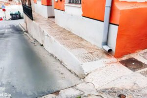Acceso a vivienda en Torreagüera (Murcia) con desnivel entre la calzada y la entrada sin rampa de accesibilidad