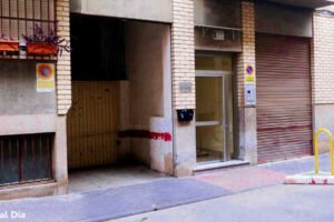 Acera en la calle María Matas de Beniaján antes de su reposición, con un desnivel que dificultaba el acceso a las viviendas para personas con movilidad reducida.