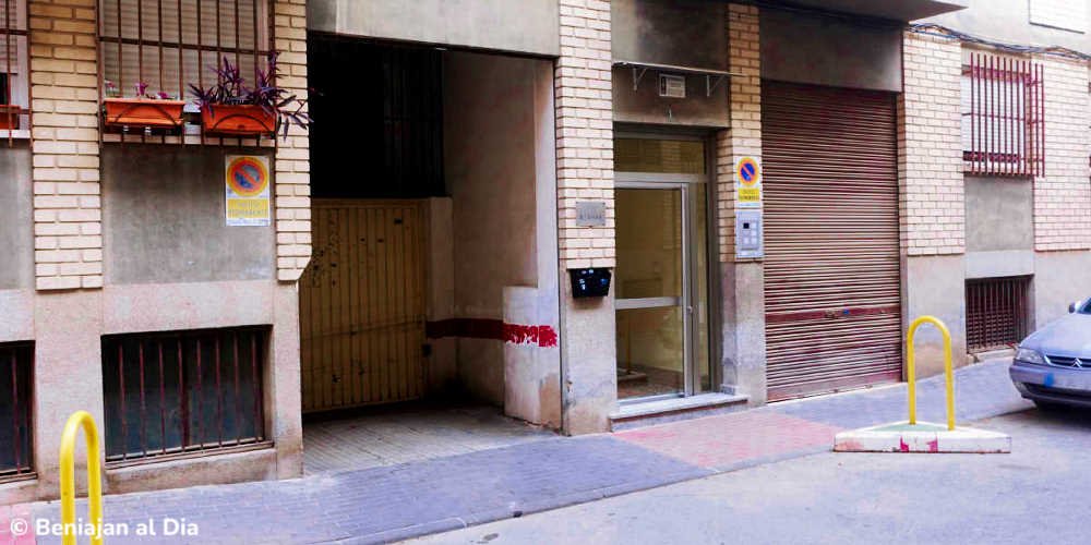 Acera en la calle María Matas de Beniaján antes de su reposición, con un desnivel que dificultaba el acceso a las viviendas para personas con movilidad reducida.