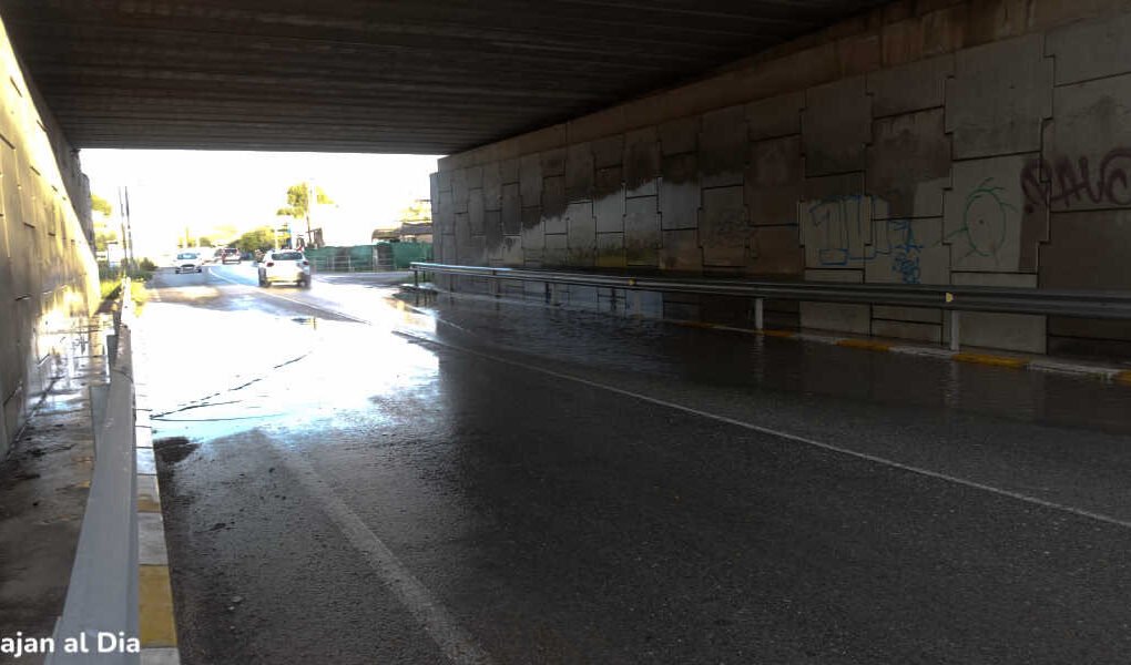 Acumulación de agua en un túnel del Rincón de Villanueva tras lluvias.