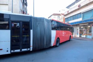Autobús articulado de la línea 30 a su paso por Beniaján en dirección a Murcia.
