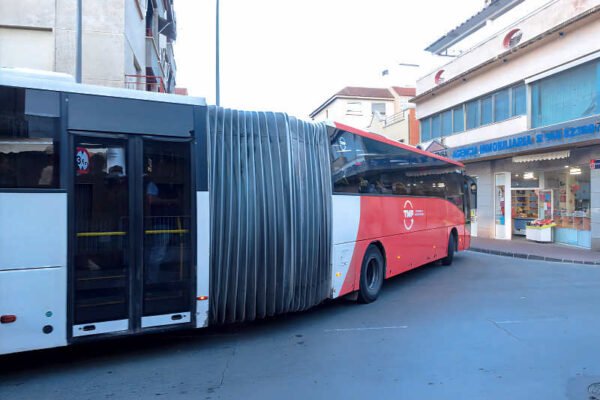 Autobús articulado de la línea 30 a su paso por Beniaján en dirección a Murcia.