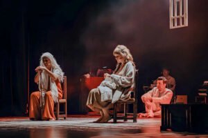 Actores de la Asociación Cultural VOGOT interpretando “En el corazón del sueño” sobre el escenario durante la clausura de la Muestra de Teatro Edmundo Chacour en Beniaján 2026