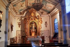 Interior de la Ermita de Nuestra Señora de la Huerta en Los Ramos, con vista del altar mayor