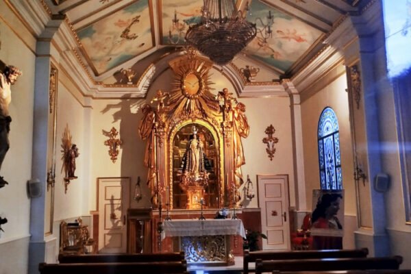 Interior de la Ermita de Nuestra Señora de la Huerta en Los Ramos, con vista del altar mayor