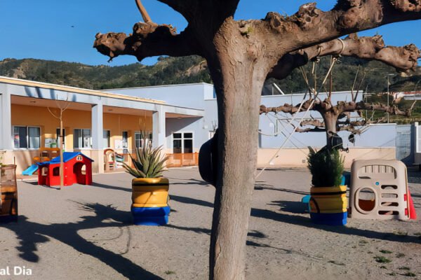Patio de la Escuela Infantil Los Granaos en el barrio del Bojar de Beniaján con zona de recreo exterior.