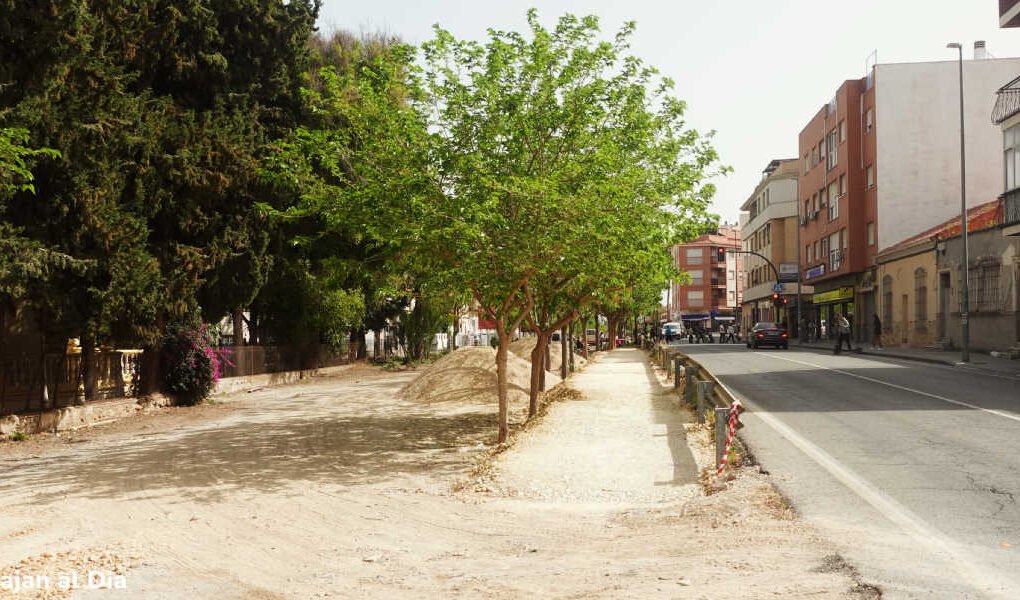 Obras de la segunda fase de la Vía Verde en Beniaján: nuevo tramo de acera peatonal donde se ubicará la parada de la línea 30