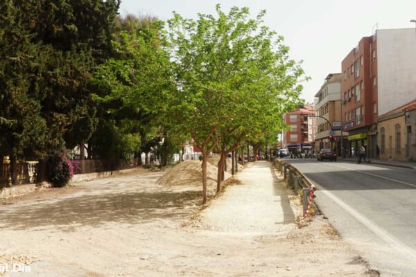 Obras de la segunda fase de la Vía Verde en Beniaján: nuevo tramo de acera peatonal donde se ubicará la parada de la línea 30