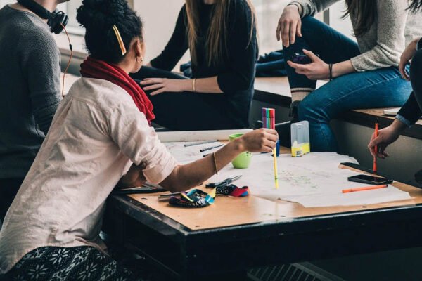 Grupo de jóvenes internacionales participando en un intercambio juvenil en Europa, programa del Ayuntamiento de Murcia 2026