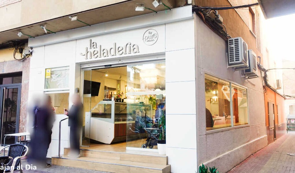 Fachada de La Heladería en Beniaján, con vista a la calle Mayor y lateral orientado a la calle Ánimas.