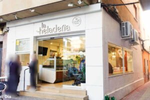 Fachada de La Heladería en Beniaján, con vista a la calle Mayor y lateral orientado a la calle Ánimas.