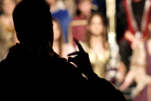 Masterclass de Técnica Vocal con Alfonso Serra en Beniaján. Silueta del director frente al coro y auditorio del Centro Cultural de Beniaján, 22 de abril de 2026.