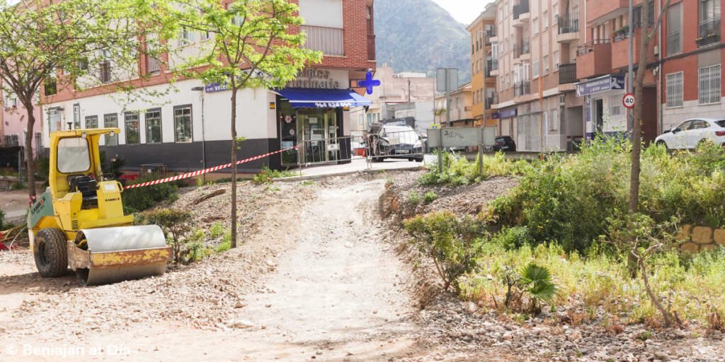 Obras de la segunda fase de la Vía Verde en Beniaján: nuevo tramo de acera peatonal frente a la clínica veterinaria Monteazahar