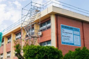 Fachada del IES de Beniaján con andamiaje durante las obras de rehabilitación del centro
