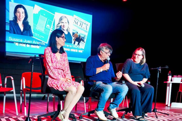 Pepe Leal junto a las escritoras Susana Juan e Irene Muñoz durante la tertulia de la I Fiesta del Libro de Beniaján 2026 en el escenario del Centro Cultural.