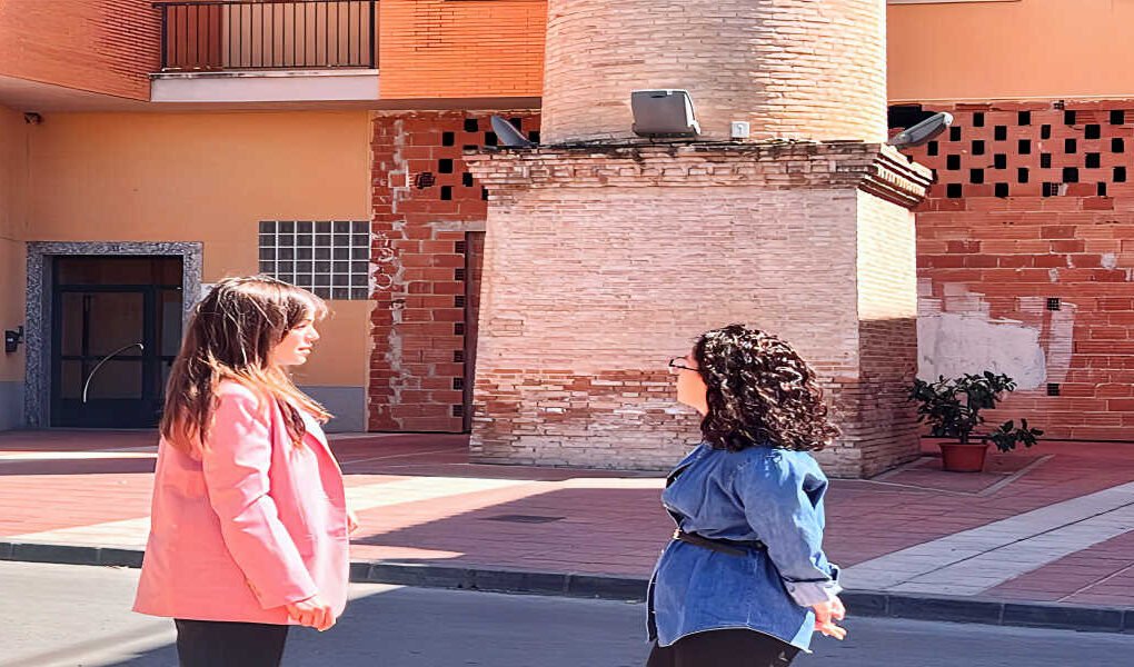 Rebeca Pérez, vicealcaldesa de Murcia, junto a la chimenea de la fábrica de licores Barceló en Algezares durante el anuncio de su restauración