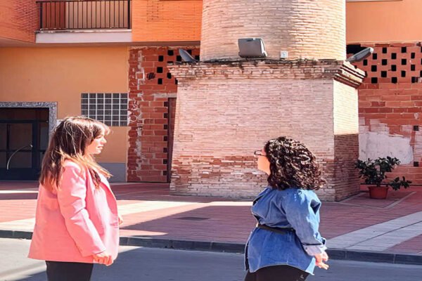 Rebeca Pérez, vicealcaldesa de Murcia, junto a la chimenea de la fábrica de licores Barceló en Algezares durante el anuncio de su restauración