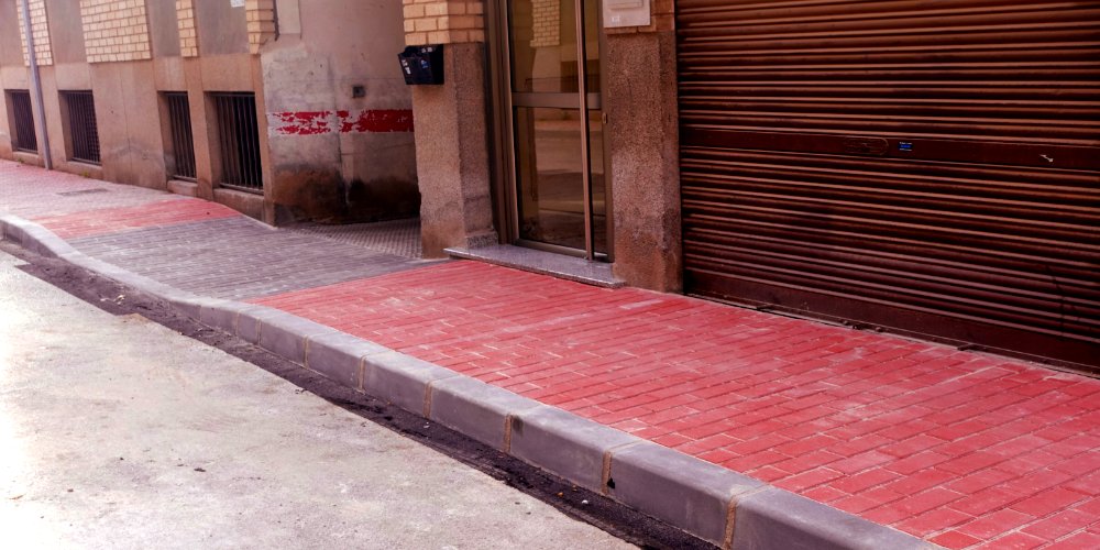 Acera modificada en la calle María Matas de Beniaján tras una actuación municipal para mejorar la accesibilidad.