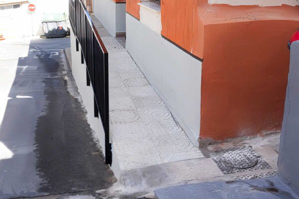 Rampa y acceso adaptado a la vivienda de Antonio en Torreagüera tras la instalación de una nueva barandilla y la eliminación del escalón de entrada