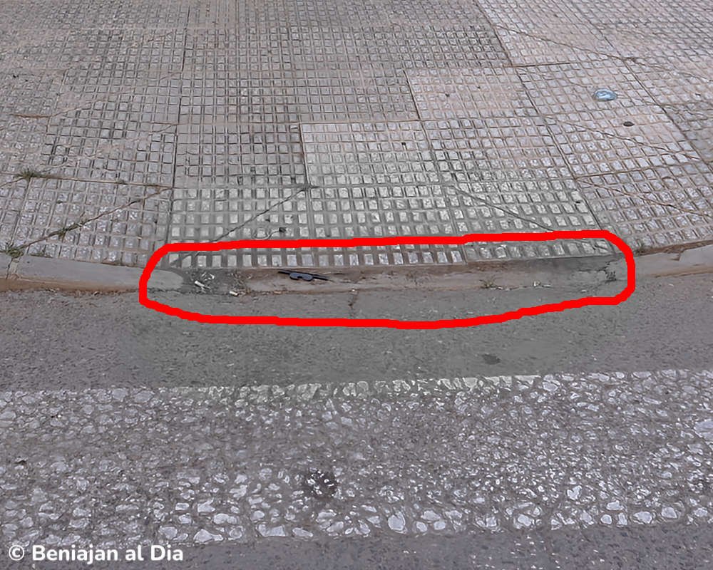 Acceso con bordillo rebajado en el jardín del Superdumbo en Beniaján