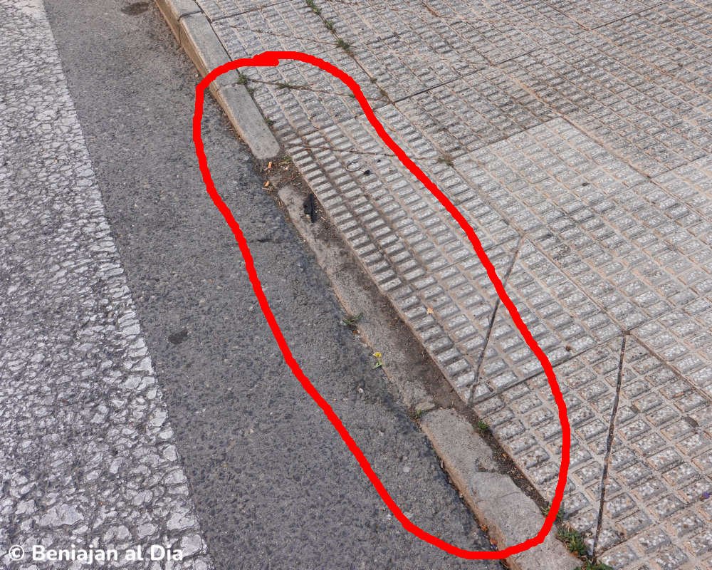Bordillo rebajado en el acceso al jardín del Superdumbo en Beniaján donde se produjo la caída de una vecina en silla de ruedas