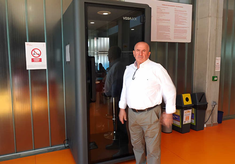 Francisco Nicolás, alcalde pedáneo de Beniaján, posando junto a la nueva cabina de estudio insonorizada en la sala 24 horas