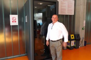 Francisco Nicolás, alcalde pedáneo de Beniaján, posando junto a la nueva cabina de estudio insonorizada en la sala 24 horas