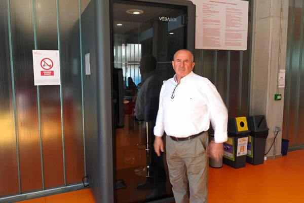 Francisco Nicolás, alcalde pedáneo de Beniaján, posando junto a la nueva cabina de estudio insonorizada en la sala 24 horas