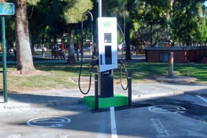 Punto de recarga doble para vehículos eléctricos en la calle Poeta Miguel Hernández, Beniaján (Murcia)