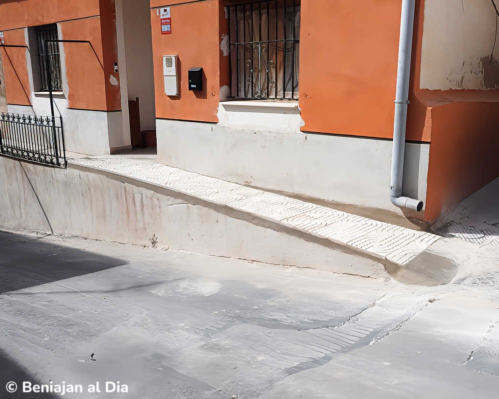 Acceso a la vivienda de Antonio en Torreagüera durante las obras de adaptación, con el escalón ya reformado y la pasarela instalada a falta de la barandilla de seguridad