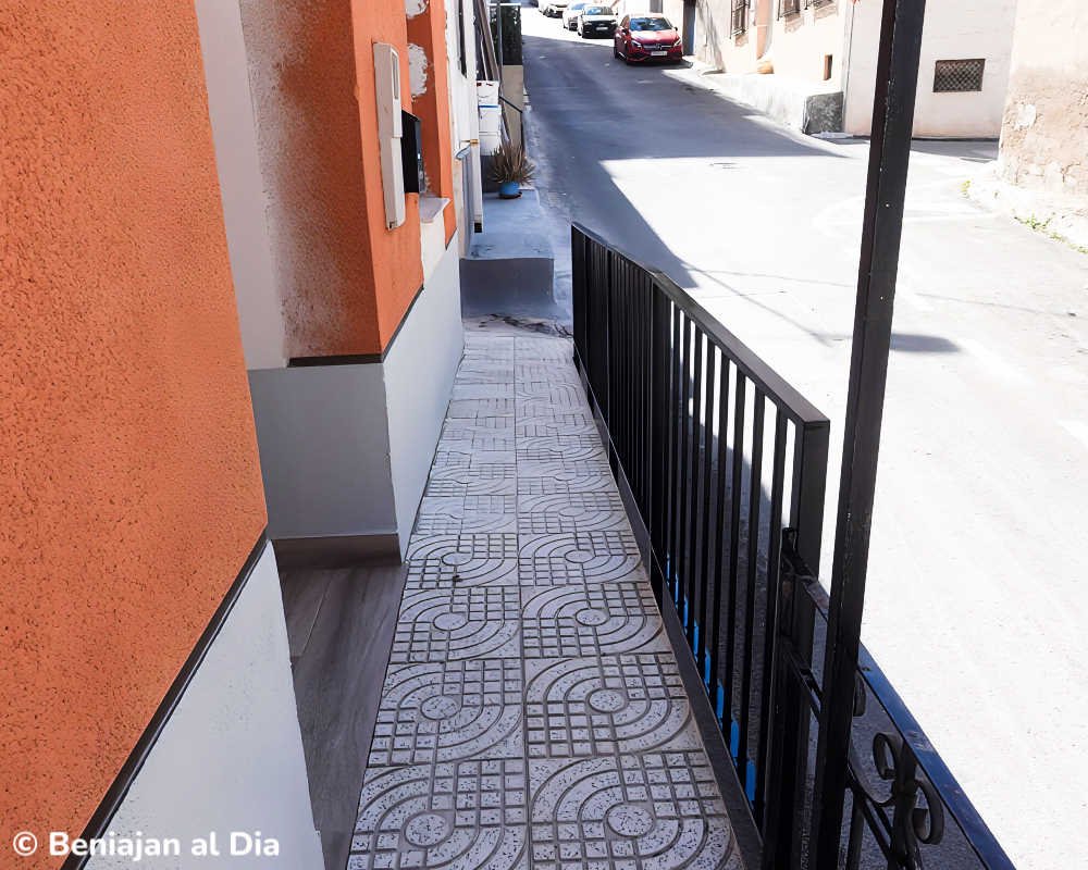 Acceso finalizado a la vivienda de Antonio en Torreagüera con pasarela adaptada, nuevas losas y barandilla de seguridad instalada tras la finalización de las obras