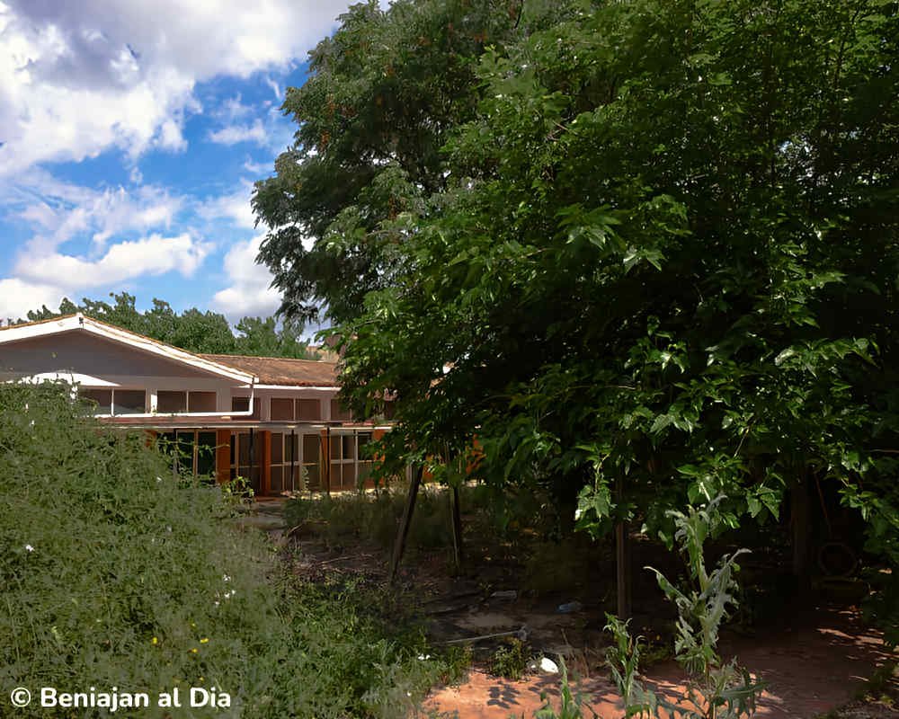 Antigua guardería de Beniaján con el edificio abandonado y zonas exteriores cubiertas de vegetación y maleza