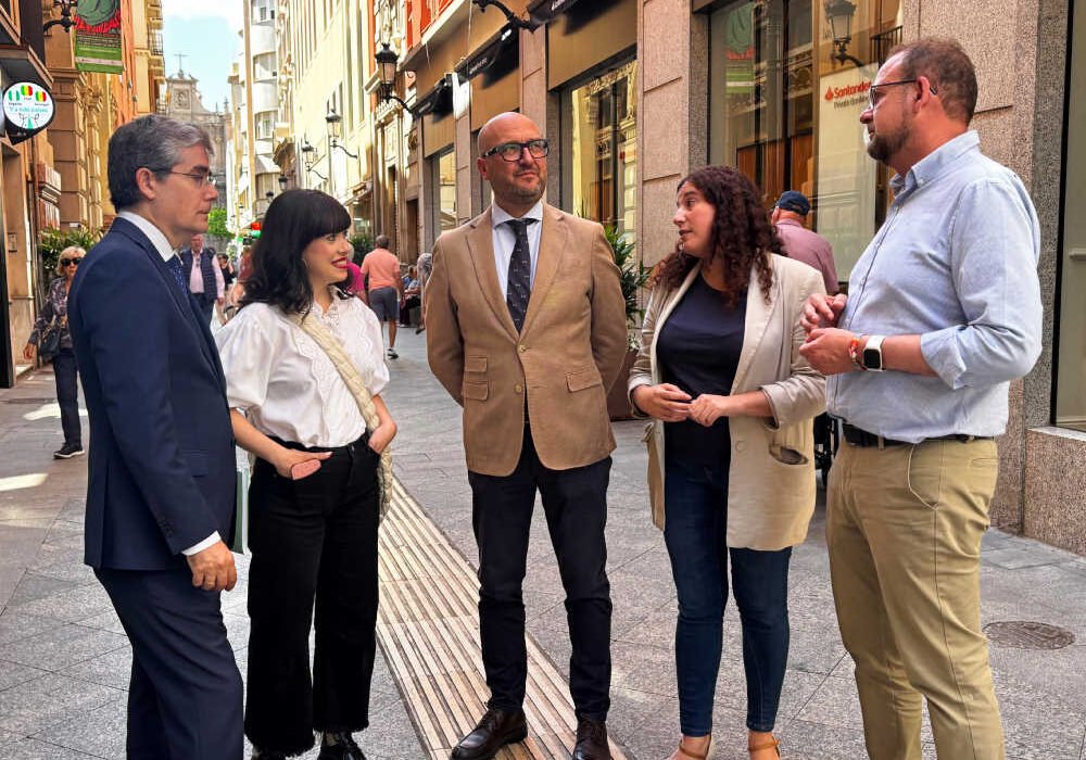 Concejales del Ayuntamiento de Murcia y Begoña Caravaca, de la Asociación Nuevo Corazón, durante el anuncio de instalación de toldos en el casco histórico