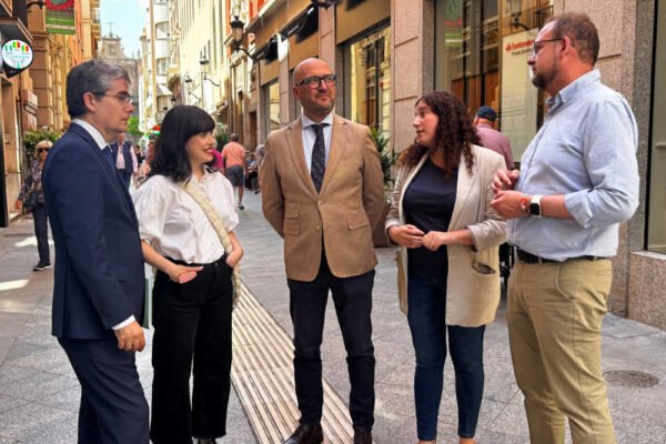 Concejales del Ayuntamiento de Murcia y Begoña Caravaca, de la Asociación Nuevo Corazón, durante el anuncio de instalación de toldos en el casco histórico