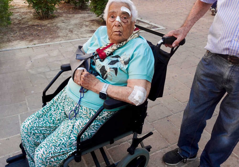 Manoli, vecina de Beniaján, en silla de ruedas tras sufrir una caída provocada por el mal estado de una acera junto al jardín del Superdumbo