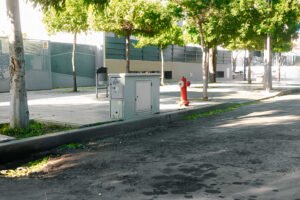 Punto de carga de agua en la calle José Ortiz García en Beniaján, junto a un hidrante de bomberos y viviendas residenciales